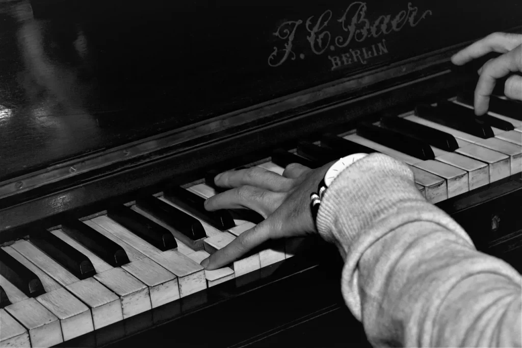 Religious Hymn “Hand in Hand”: Complete Version