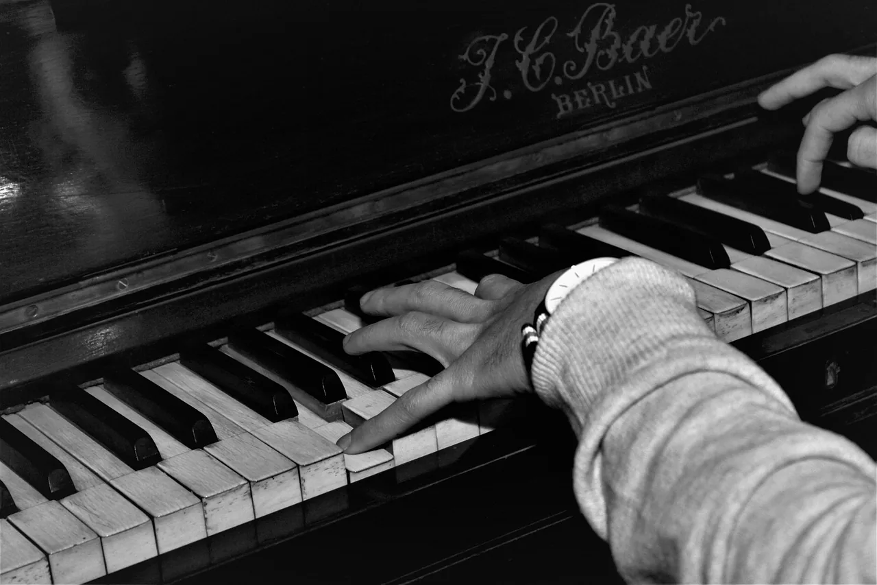 Religious Hymn “Hand in Hand”: Complete Version
