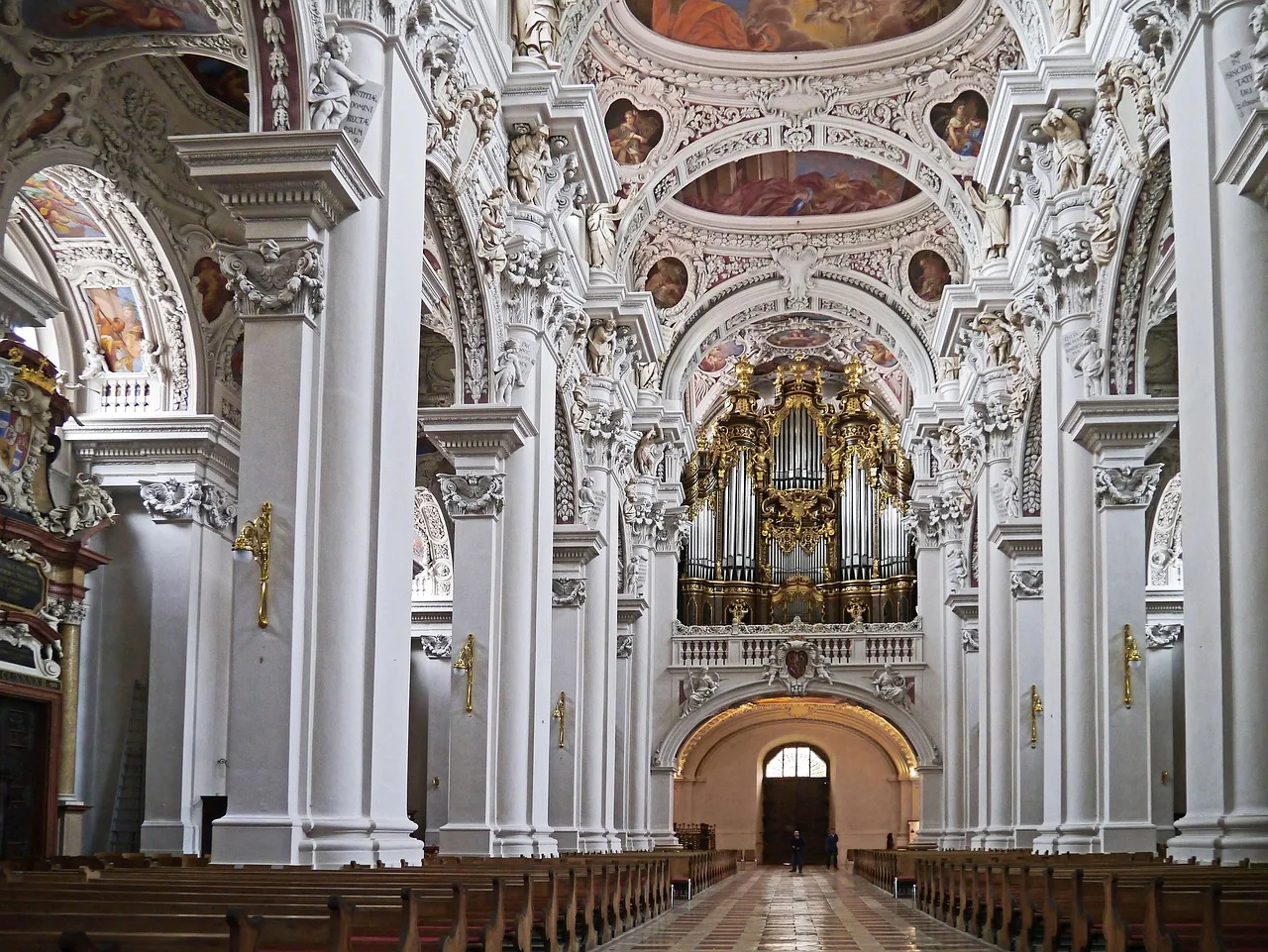 Church Organ for Funeral Hymns Church organ for funeral hymns